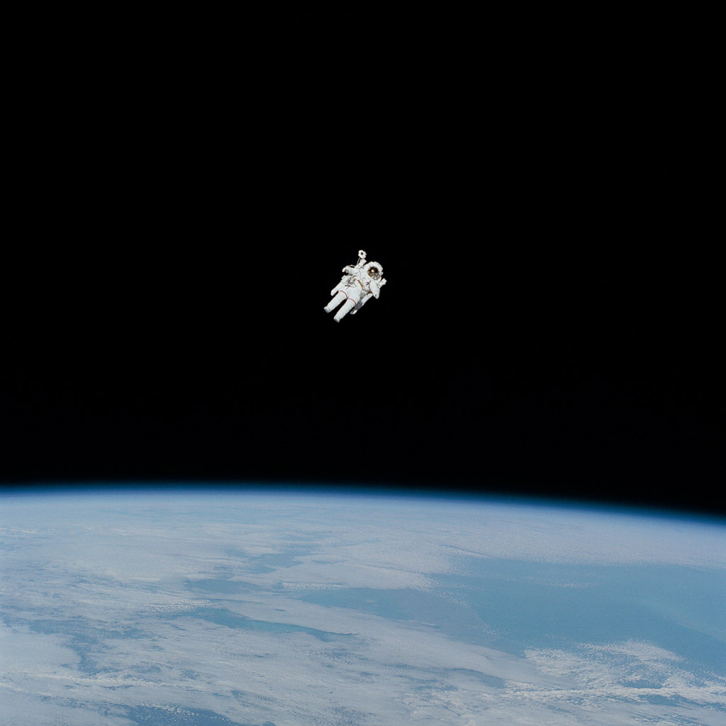 Astronaut během výstupu do vesmíru